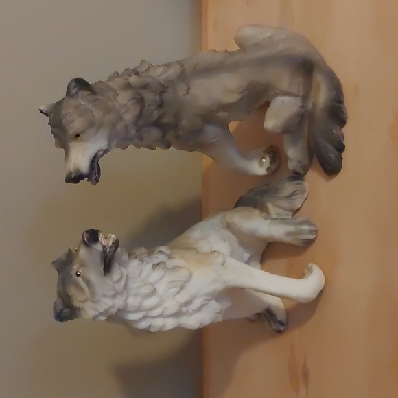 A pair of 7" novelty Gray Sitting Wolves. - Picture 4 of 5
